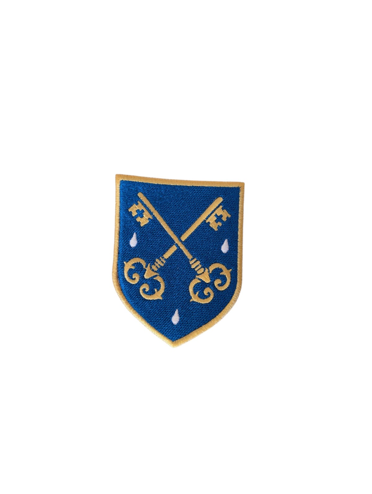 Colour embroidered FSSP badge featuring a blue background, light-gold crossed keys and three-drop emblem on a plain white background